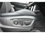 【電動パワーシート】無段階でシートポジションの調整が可能です。運転しやすいベストポジションを見つけて、快適なドライブを楽しんでください。