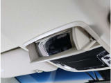 天井の前方には室内確認用ミラーが付いています。運転席助手席からこのミラーで後部座席が確認できるので、小さなお子様を載せている際などには、とても役に立ちます♪