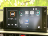 停車中にテレビ番組を楽しめる画面を備え、電話やスマートフォン連携などのメニューもひと目で確認できます。日常の情報確認にも役立つ、見やすくまとまった表示です。