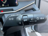 オートライトとは、自動車に装着された自動点灯式ライトのことです。周囲が暗くなるとライトが自動で点灯し、明るくなると自動で消灯する機能を持っています。