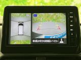 後方の映像に加えて車両周囲を見渡す表示もあり、駐車時に周辺を確認する際に役立ちます。ガイド表示を目安にしながら後退できるので、狭い駐車場や切り返しの場面でも心強い装備です。