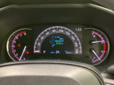 速度や燃料の状況など、運転に必要な情報をひと目で確認しやすい配置です。中央の表示部には各種情報がまとまり、日々の運転時にも必要な内容を把握しやすくなっています。