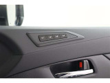運転席のシートポジションを3パターンまで登録・呼び出し可能。ドライバーが変わってもお好みの位置へ簡単に調整できます。