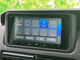 FM/AMやTV、Bluetooth Audioなどの項目が画面に並び、音源を選びやすい構成です。通勤や買い物の移動時間に、音楽やラジオを楽しむための便利な装備として活躍します。