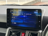 オーディオソースが画面に一覧表示され、使いたい項目を確認しやすい仕様です。Bluetooth AudioやFMなどに対応し、移動中もお好みの音源を選んで楽しめます。