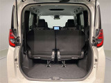 トランク収納スペースをご確認ください。荷物の積み下ろしがしやすい広さを確保しており、日常使いからレジャーまで幅広く活用できます。