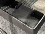 ティッシュ箱もぴったり収まるセンターフロアトレイ