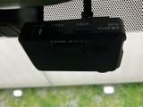 フロントガラス付近には、GPS表示のある小型機器が備わっています。運転時に記録を残したい方に便利な装備で、車内の安全対策を考える際にも心強い存在です。