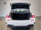 BMWではスペアタイヤが非搭載となるため、スペースは拡大されており、収納スペースとして利用可能。トランクの下にも収納スペースがあり、意外と役に立つスペースでございます。