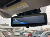 スマートルームミラー◆積載物などで、さえぎられがちなルームミラーの後方視界。車内状況に関わらず車両後方にあるカメラの映像をルームミラーに映し出します!もちろん夜や悪天降雨でもクリアな後方視界を確保!