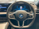 操作性に優れたステアリングは、BMWの走りを支える大事な部品です。オーディオやハンズフリー通話、クルーズコントロール関連の操作もこちらに集約されています。