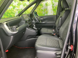 前席は視界が広く、運転席と助手席それぞれで落ち着いて過ごせる室内です。シートの座面と背もたれにはゆとりがあり、日々の通勤や家族での移動にも使いやすい空間です。
