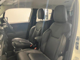 助手席シートも運転席同様快適にお乗りいただけます。