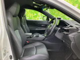 運転席まわりは前方から左右まで見渡しやすく、ゆったりとしたシートが身体を受け止めます。落ち着いた色合いの室内で、日常の移動も過ごしやすく、乗り降り後もくつろげる空間です。