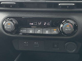 一年中快適にドライブをお楽しみいただけるフルオートエアコンに運転席・助手席シートヒーターを装備♪