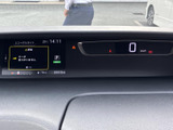 速度表示をはじめ、走行に関わる情報を運転席から確認しやすい位置にまとめています。表示がデジタルで見やすく、必要な情報を把握しながら日々の運転にお使いいただけます。