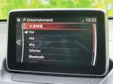 FMやAMをはじめ、Bluetoothなど複数の音源が画面に表示されています。聴きたい音楽や情報に合わせて選びやすく、通勤や休日のお出かけなど、移動中の時間を自分好みに楽しめます。