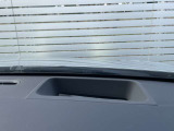 【ヘッドアップディスプレイ】ヘッドアップディスプレイ用の照射ユニットです。走行速度やナビ案内、安全装置の作動状況をフロントガラスへ投射し、視線移動を減らして安全運転をサポートします。