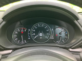 速度やエンジン回転数などを確認できるメーターが、運転席正面にまとまっています。目盛りと表示が見分けやすく、運転中に必要な情報を把握しやすい配置です。