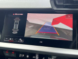 ●バックカメラ『駐車や後方の視界をサポートするための重要な機能です。多くのモデルに標準装備またはオプションとして搭載、リアバンパーに取り付けられたカメラが後方の映像を車内のディスプレイに表示します』