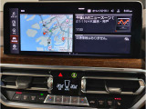 【ⅰドライブナビゲーション】文字情報も鮮明に表示する高解像度カラーディスプレイを採用。視認性に優れた地図デザインと特徴的な建造物を目印にした描写表示で現在位置を把握できます。地図データの更新も可能です