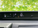 速度やシフト位置など、運転に必要な情報をまとめて確認できる表示部です。ドアの開閉状態も把握しやすく、発進前の確認や日々の運転をサポートしてくれます。