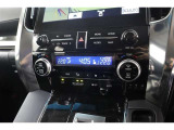 【左右独立温度コントロールエアコン】運転席・助手席で別々に快適さを得られるように、空調にもきめ細やかな配慮をしています。オート機能なので一度、気温を設定すれば自動的に過ごし易い温度に調整してくれますよ