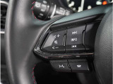 【ステアリングスイッチ】運転中、前方から目線をそらすことなく、オーディオ等の操作が可能な便利機能。安心&快適ドライブにはマストな装備。