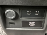 USB端子を2口備え、対応機器の接続や充電に活用できます。HDMI端子も用意されており、機器をつなぎたい場面に便利。端子の種類が表示され、用途を確認しやすい配置です。