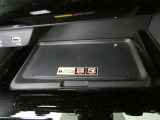 ワイヤレス充電機能で接続の手間いらず。対応スマートフォンなどをワイヤレスで充電可能です。