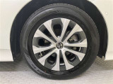 純正のアルミホイール装着+ホイルカバー付。タイヤサイズは195/65R15