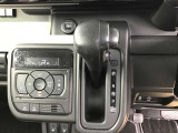 ハンドルにシフトレバーが近いことで運転操作がしやすく足元も広々となります。
