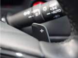 ◆減速セレクター装備◆ステアリングホイールの左右に取り付けられた2つのパドルスイッチで減速の強さを調整。 左側の「-」を操作すると減速を強く、右側の「+」を操作すると減速を弱くすることができます。