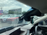 フロント側ドライブレコーダー。運転中の映像・音声などを記録して、交通事故やトラブルが起きた時の正確な状況把握に役立つドライブレコーダーが装着されています。