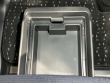 助手席アンダーボックスは運転用の替え靴や、車内に常備しておきたい子供用品、着替えた服などが収納できて便利です。女性に嬉しい収納スペースです