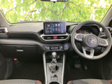 運転席まわりは各部が見渡しやすく、前方の視界も広がるレイアウトです。シートの赤い縁取りがほどよいアクセントとなり、乗り込むたびに落ち着いて過ごせる空間です。