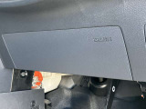 ニーエアバッグが運転者の膝周りを事故時の衝撃から守ってくれます。
