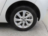 車両のデザインにマッチした純正アルミホイールを装着しています。