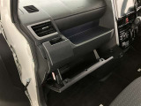 何かと便利なグローブボックス。メンテナンスノートや車検証、ちょっとしたメモと筆記用具等を入れておくとあればもしもの時にも便利ですね。☆詳しくは無料通話0078-6003-827541 相模原ICすぐ