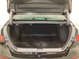 ラゲッジも広く使いやすいトランクは、開口部も広く荷物の積み下ろしもしやすいお車となっております。リアシートの背もたれは6:4の割合で分割して可倒できるので、長いお荷物などを載せることもできます。
