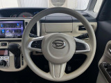 インテリアに合わせたデザインのステアリングは、運転される方のことも考え、運転しやすい形状、大きさです。是非一度、実際に触ってお確かめください。