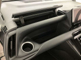何かと便利なグローブボックス。メンテナンスノートや車検証、ちょっとしたメモと筆記用具等を入れておくとあればもしもの時にも便利ですね。