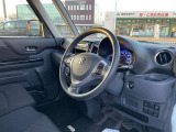 足元や運転席周りも広々としております!