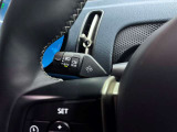 MINIの運転席操作部は、中央に構えるディスプレイが最大の特徴です。航空機を思わせるトグルスイッチなど、直感的で遊び心のあるメカニカルな操作感が、ゴーカートのような走りの高揚感を高めます。