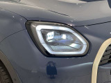 個性的な多角形デザインのLEDヘッドライトが、フロントフェイスに存在感をプラス。