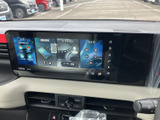 大画面のタッチパネルに各種メニューが並び、必要な機能を画面から選びやすい構成です。車内での案内確認やオーディオ操作など、日常の移動を快適にサポートします。