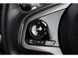 ハンドル左部分でオーディオ操作が可能。そのため、運転中でも目線をずらさずに安全運転♪スマートフォンを接続してハンズフリー通話も可能です。
