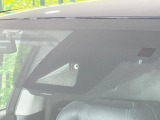 【プリクラッシュセーフティ】前方の車両等を検知し、衝突しそうな時は警報で注意を促し、ブレーキを踏む力をサポート。ブレーキを踏めなかった場合は衝突被害軽減ブレーキが作動、衝突回避をサポートします。