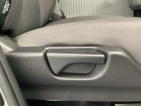 手動のレバーを使って、背もたれの角度を変えることができます。