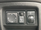 【電動格納ミラー】サイドミラーは電動格納式となっており、狭い駐車場でもキズがつくリスクを抑えられます。